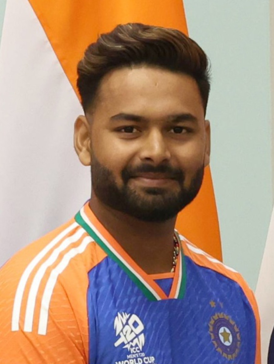 Dhoni Trains With Pant